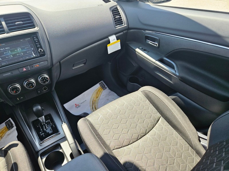 Mitsubishi Outlander Sport Vehicle Full-screen Gallery Image 13