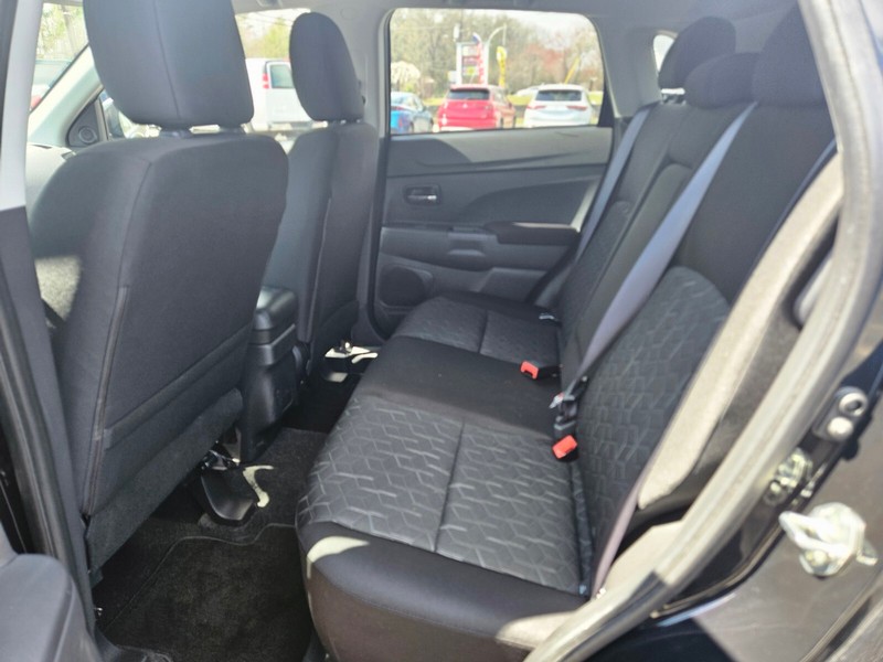 Mitsubishi Outlander Sport Vehicle Full-screen Gallery Image 14