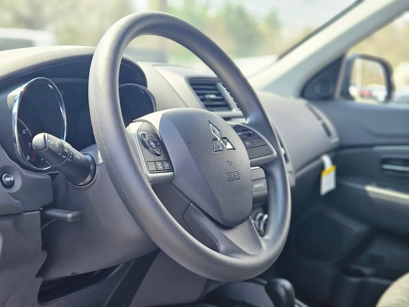 Mitsubishi Outlander Sport Vehicle Full-screen Gallery Image 16