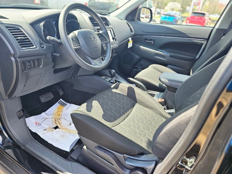 Mitsubishi Outlander Sport Vehicle Full-screen Gallery Image 17