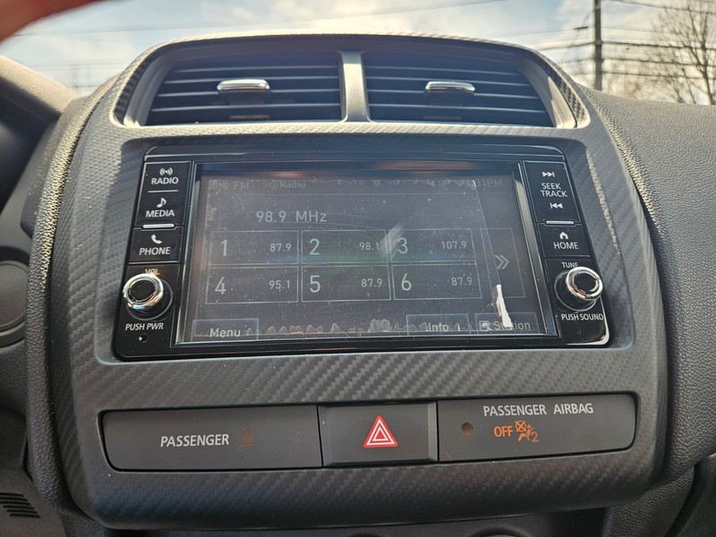 Mitsubishi Outlander Sport Vehicle Full-screen Gallery Image 18