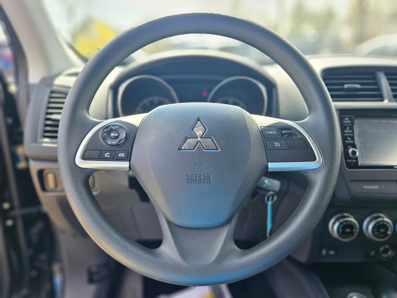 Mitsubishi Outlander Sport Vehicle Full-screen Gallery Image 23