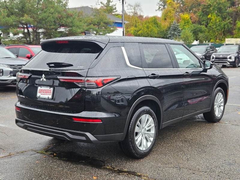 Mitsubishi Outlander Vehicle Full-screen Gallery Image 05