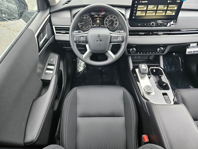 Mitsubishi Outlander Vehicle Full-screen Gallery Image 13