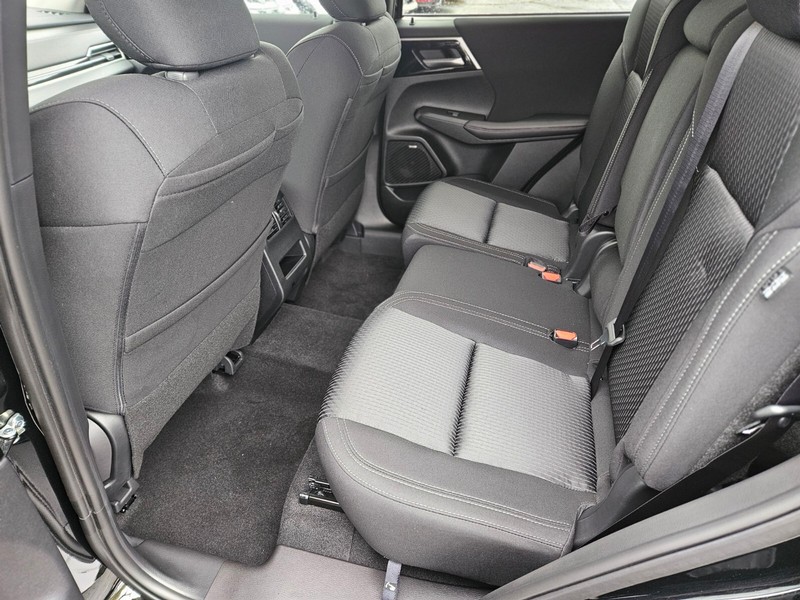 Mitsubishi Outlander Vehicle Full-screen Gallery Image 16