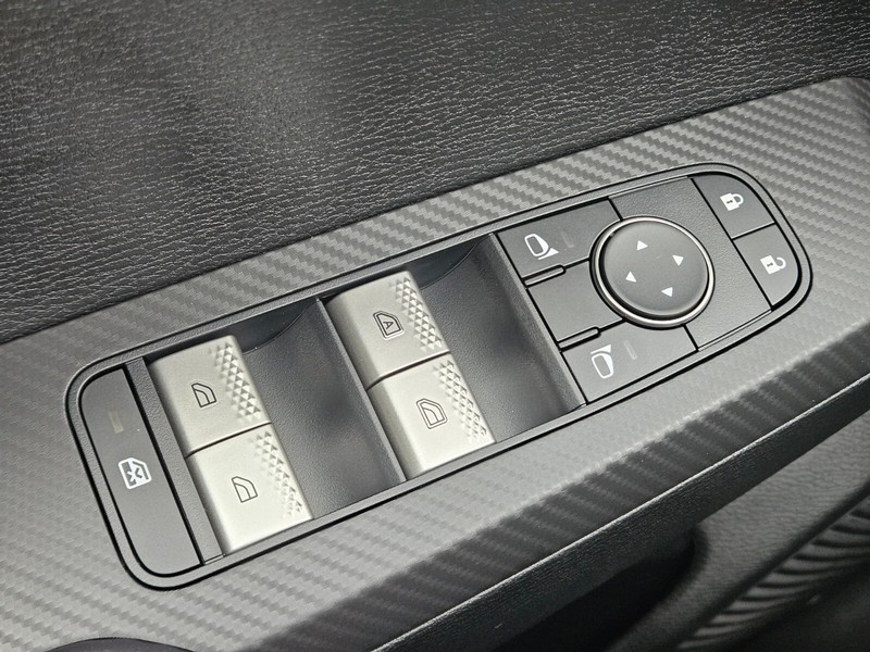 Mitsubishi Outlander Vehicle Full-screen Gallery Image 17