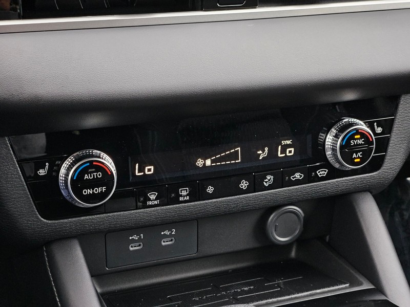 Mitsubishi Outlander Vehicle Full-screen Gallery Image 22