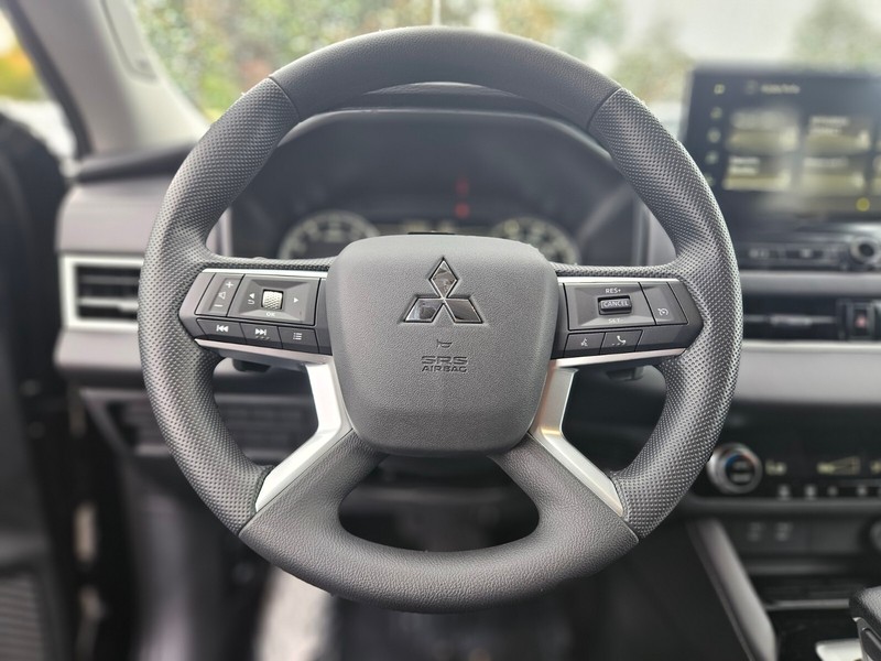 Mitsubishi Outlander Vehicle Full-screen Gallery Image 25