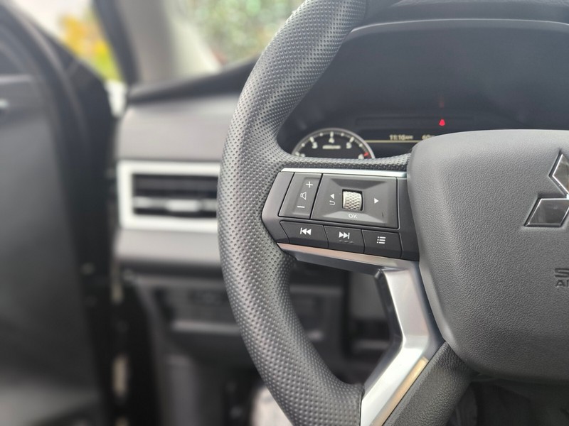 Mitsubishi Outlander Vehicle Full-screen Gallery Image 26