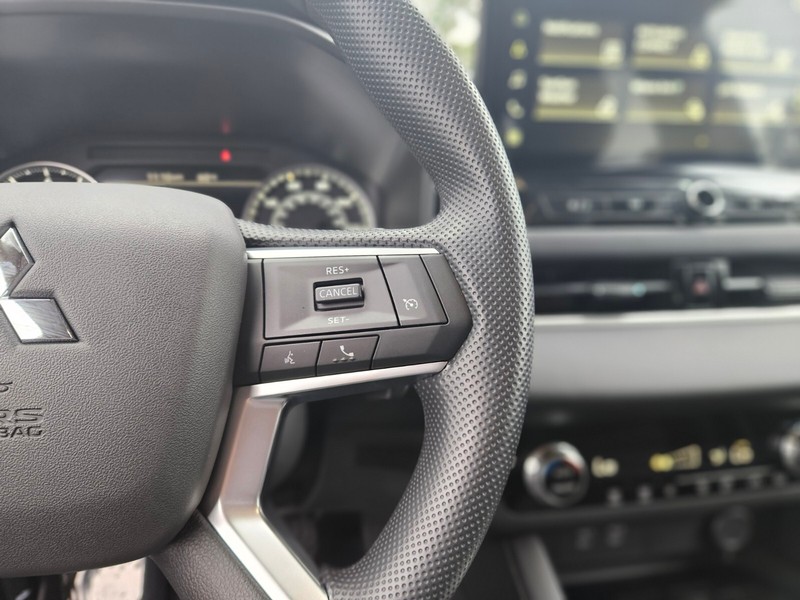 Mitsubishi Outlander Vehicle Full-screen Gallery Image 27