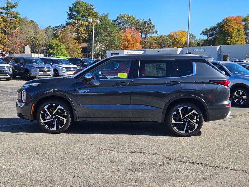 Mitsubishi Outlander Plug-In Hybrid Vehicle Full-screen Gallery Image 02