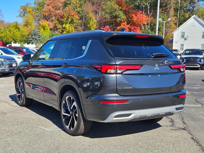 Mitsubishi Outlander Plug-In Hybrid Vehicle Full-screen Gallery Image 03