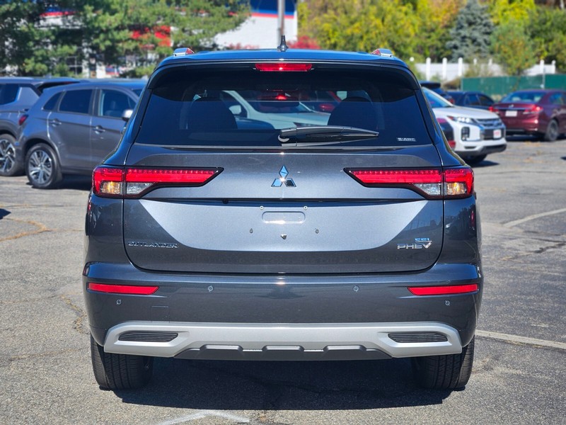 Mitsubishi Outlander Plug-In Hybrid Vehicle Full-screen Gallery Image 04