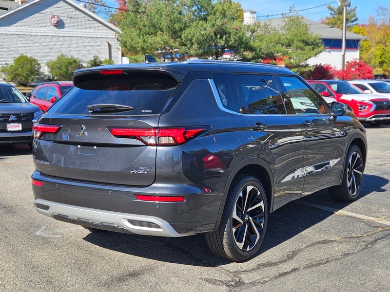 Mitsubishi Outlander Plug-In Hybrid Vehicle Full-screen Gallery Image 05