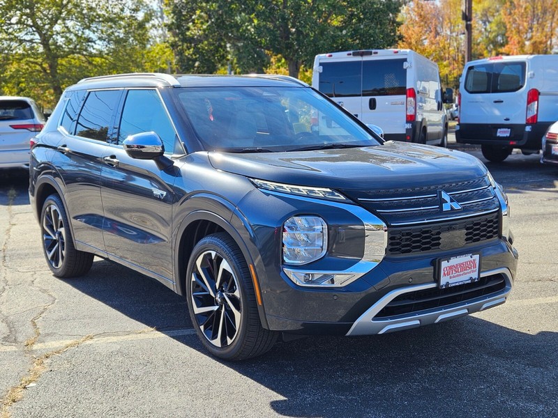 Mitsubishi Outlander Plug-In Hybrid Vehicle Full-screen Gallery Image 07