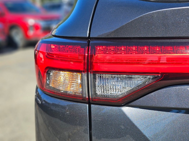 Mitsubishi Outlander Plug-In Hybrid Vehicle Full-screen Gallery Image 08