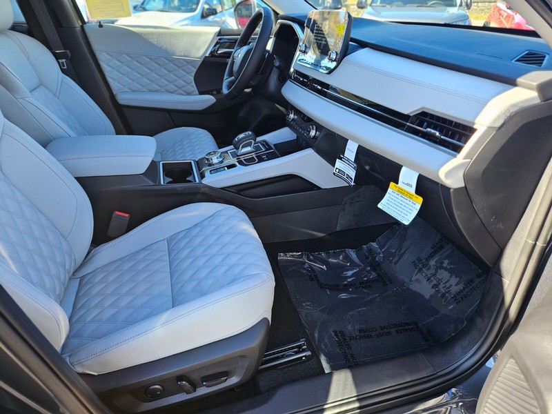 Mitsubishi Outlander Plug-In Hybrid Vehicle Full-screen Gallery Image 10