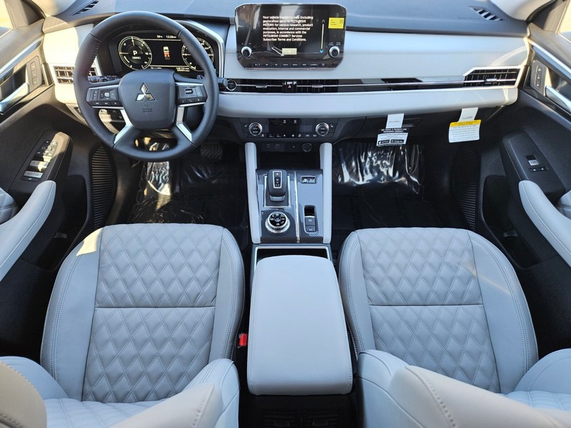 Mitsubishi Outlander Plug-In Hybrid Vehicle Full-screen Gallery Image 11