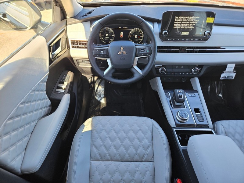 Mitsubishi Outlander Plug-In Hybrid Vehicle Full-screen Gallery Image 12