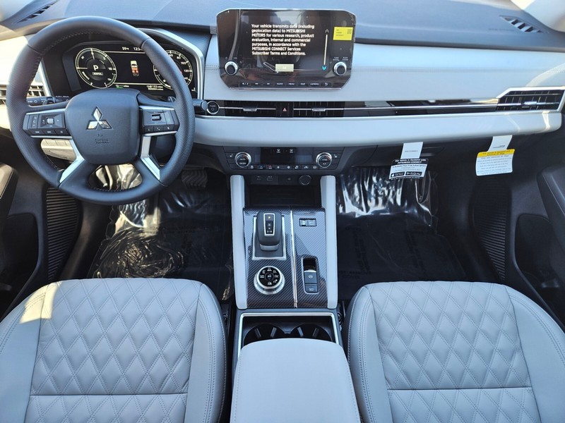 Mitsubishi Outlander Plug-In Hybrid Vehicle Full-screen Gallery Image 13