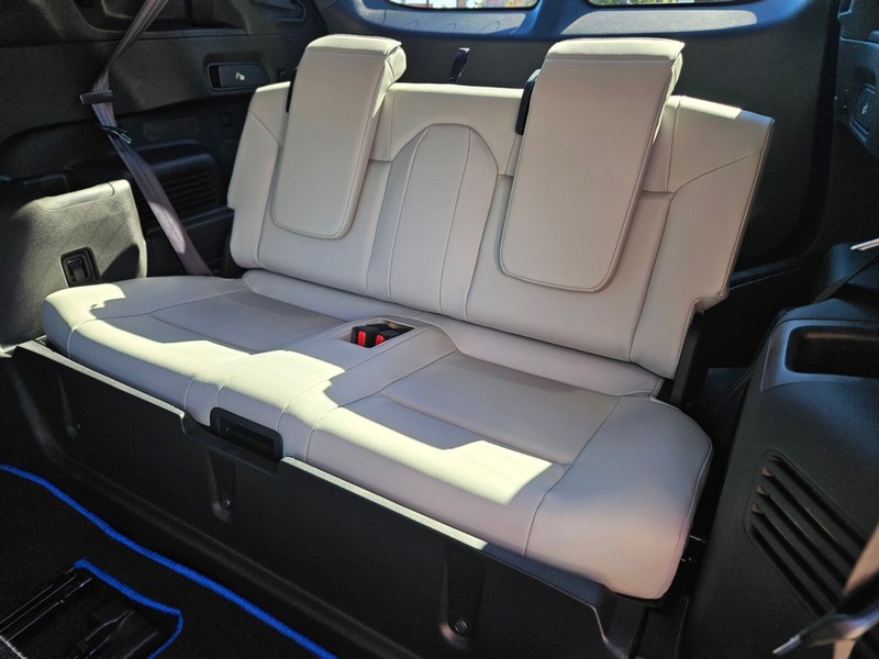 Mitsubishi Outlander Plug-In Hybrid Vehicle Full-screen Gallery Image 15