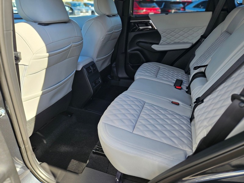 Mitsubishi Outlander Plug-In Hybrid Vehicle Full-screen Gallery Image 16