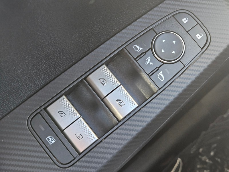 Mitsubishi Outlander Plug-In Hybrid Vehicle Full-screen Gallery Image 17