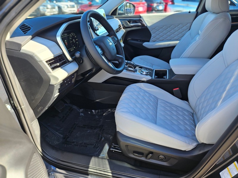 Mitsubishi Outlander Plug-In Hybrid Vehicle Full-screen Gallery Image 18