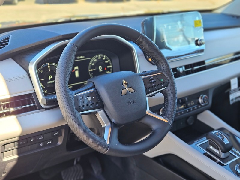 Mitsubishi Outlander Plug-In Hybrid Vehicle Full-screen Gallery Image 19