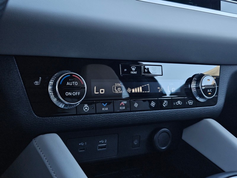 Mitsubishi Outlander Plug-In Hybrid Vehicle Full-screen Gallery Image 22