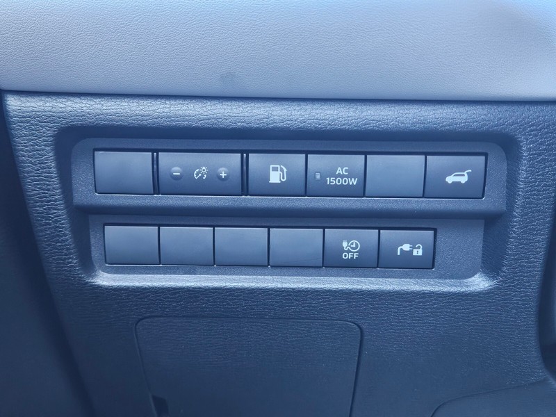 Mitsubishi Outlander Plug-In Hybrid Vehicle Full-screen Gallery Image 23