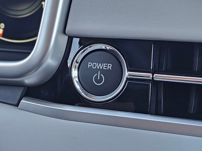 Mitsubishi Outlander Plug-In Hybrid Vehicle Full-screen Gallery Image 24