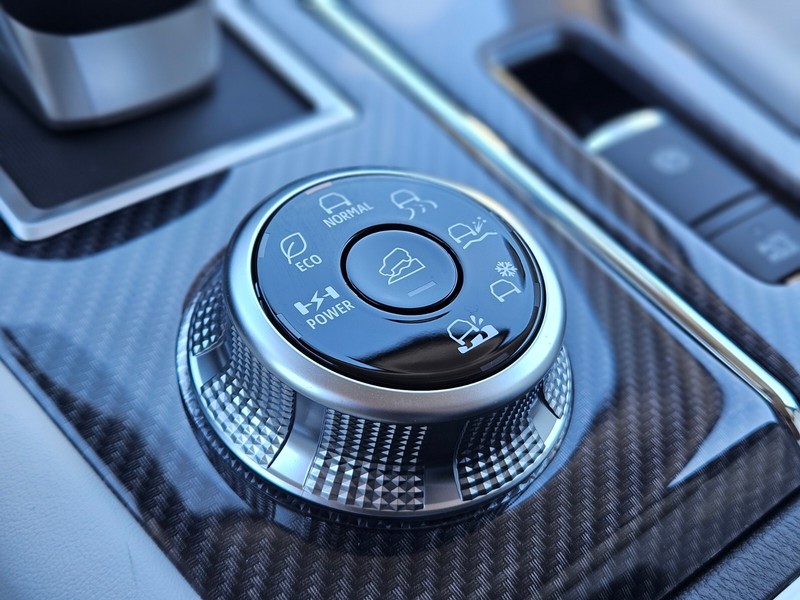 Mitsubishi Outlander Plug-In Hybrid Vehicle Full-screen Gallery Image 25