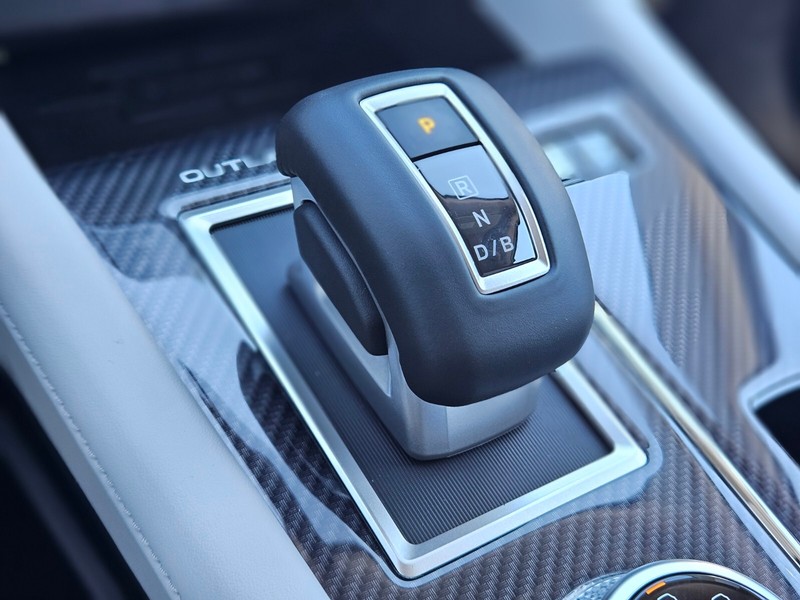 Mitsubishi Outlander Plug-In Hybrid Vehicle Full-screen Gallery Image 26