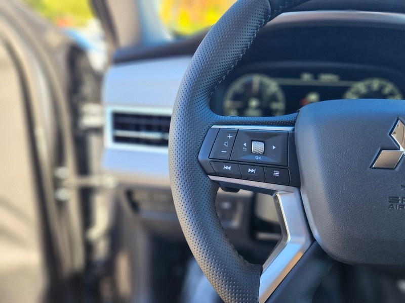 Mitsubishi Outlander Plug-In Hybrid Vehicle Full-screen Gallery Image 28