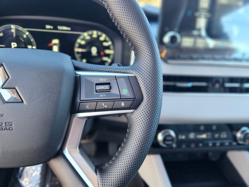 Mitsubishi Outlander Plug-In Hybrid Vehicle Full-screen Gallery Image 29