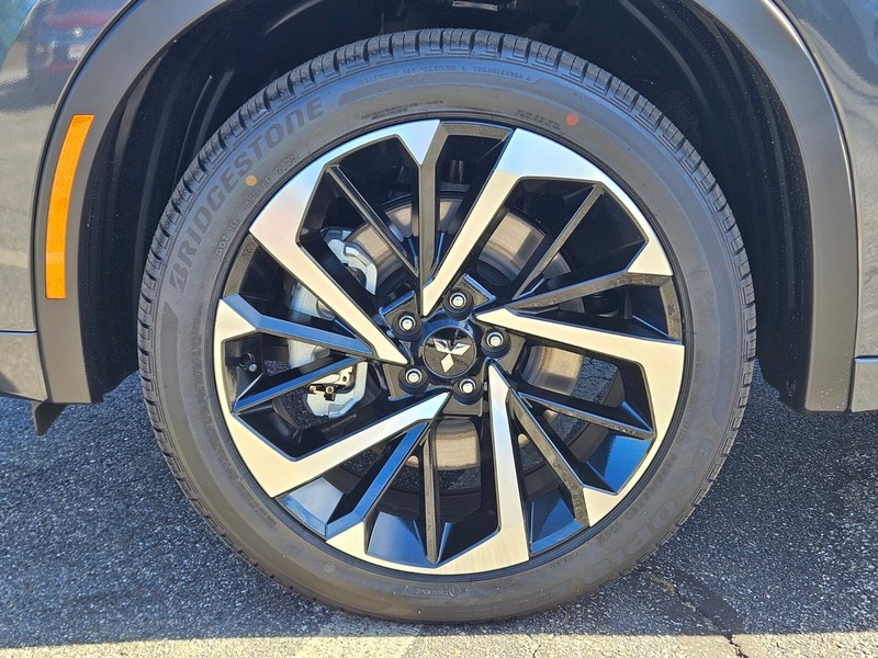 Mitsubishi Outlander Plug-In Hybrid Vehicle Full-screen Gallery Image 31