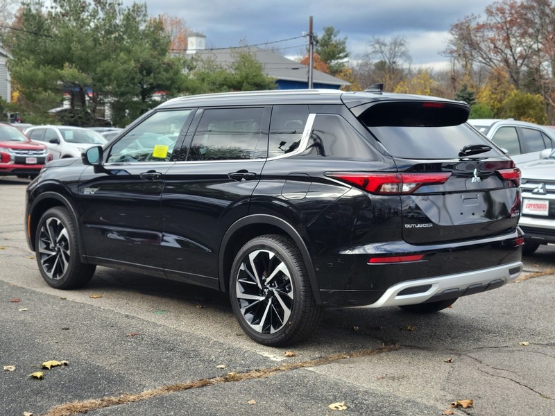 Mitsubishi Outlander Plug-In Hybrid Vehicle Full-screen Gallery Image 03