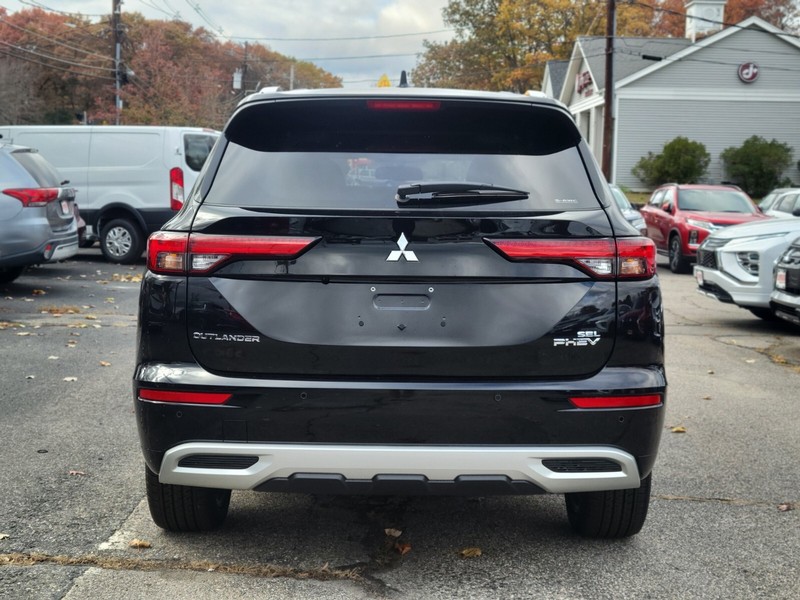 Mitsubishi Outlander Plug-In Hybrid Vehicle Full-screen Gallery Image 04