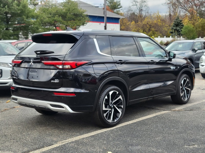 Mitsubishi Outlander Plug-In Hybrid Vehicle Full-screen Gallery Image 05