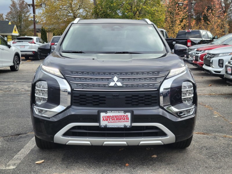 Mitsubishi Outlander Plug-In Hybrid Vehicle Full-screen Gallery Image 08