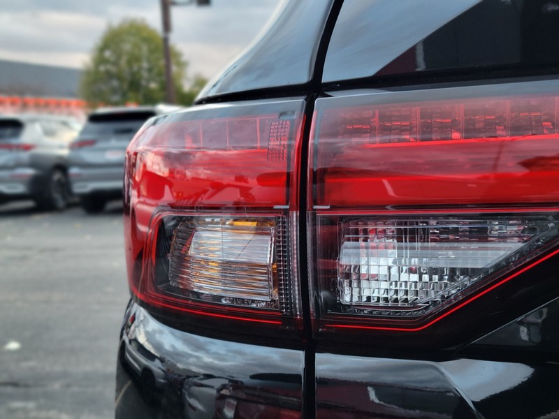 Mitsubishi Outlander Plug-In Hybrid Vehicle Full-screen Gallery Image 09