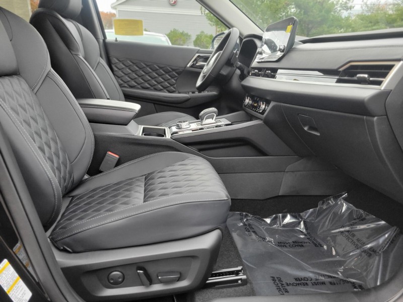 Mitsubishi Outlander Plug-In Hybrid Vehicle Full-screen Gallery Image 11