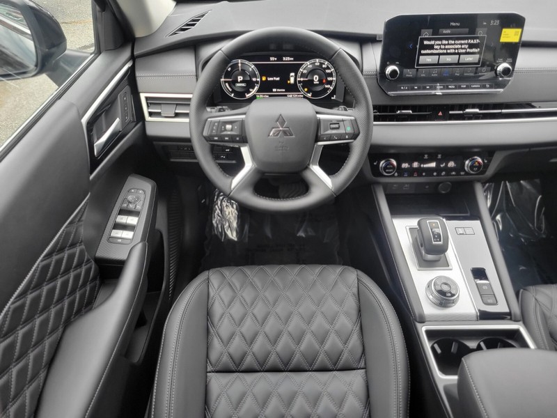 Mitsubishi Outlander Plug-In Hybrid Vehicle Full-screen Gallery Image 13