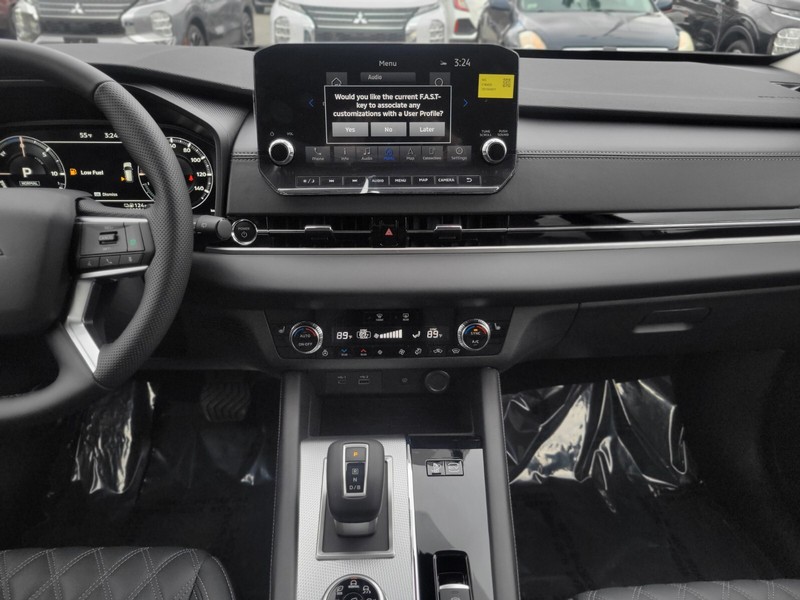 Mitsubishi Outlander Plug-In Hybrid Vehicle Full-screen Gallery Image 14