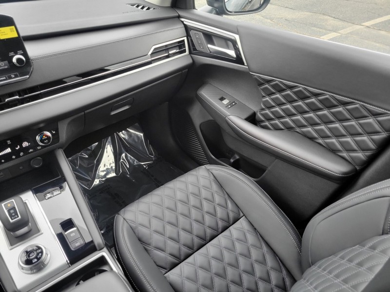 Mitsubishi Outlander Plug-In Hybrid Vehicle Full-screen Gallery Image 15