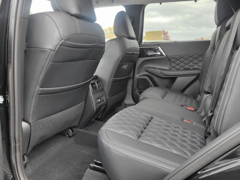 Mitsubishi Outlander Plug-In Hybrid Vehicle Full-screen Gallery Image 16