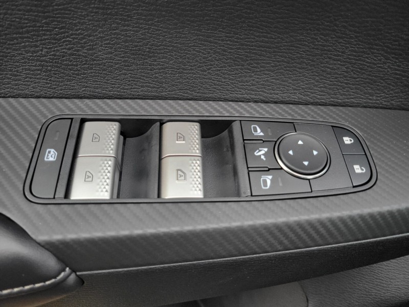 Mitsubishi Outlander Plug-In Hybrid Vehicle Full-screen Gallery Image 17