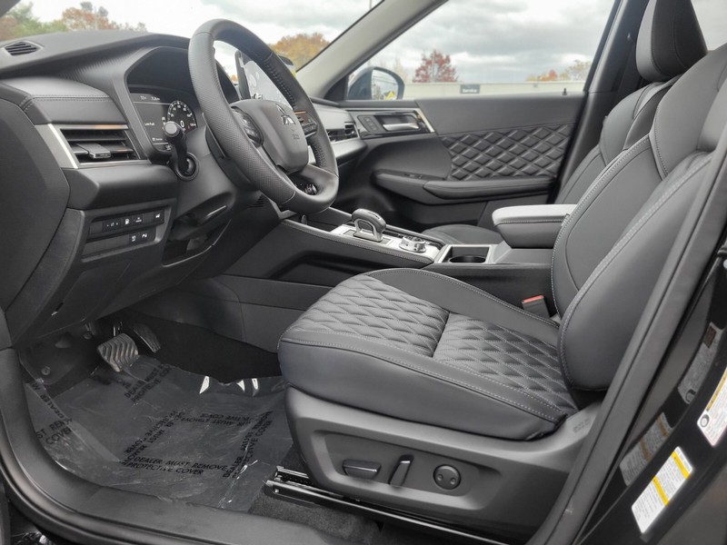 Mitsubishi Outlander Plug-In Hybrid Vehicle Full-screen Gallery Image 18