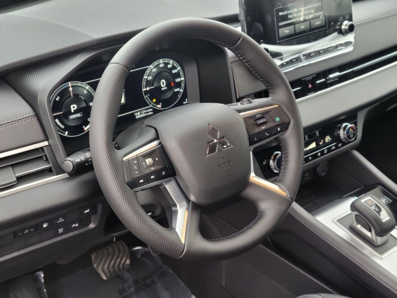 Mitsubishi Outlander Plug-In Hybrid Vehicle Full-screen Gallery Image 19